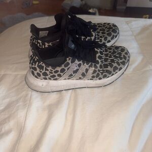 Stylish women’s Swarovski crystal Leopard Print Sneakers